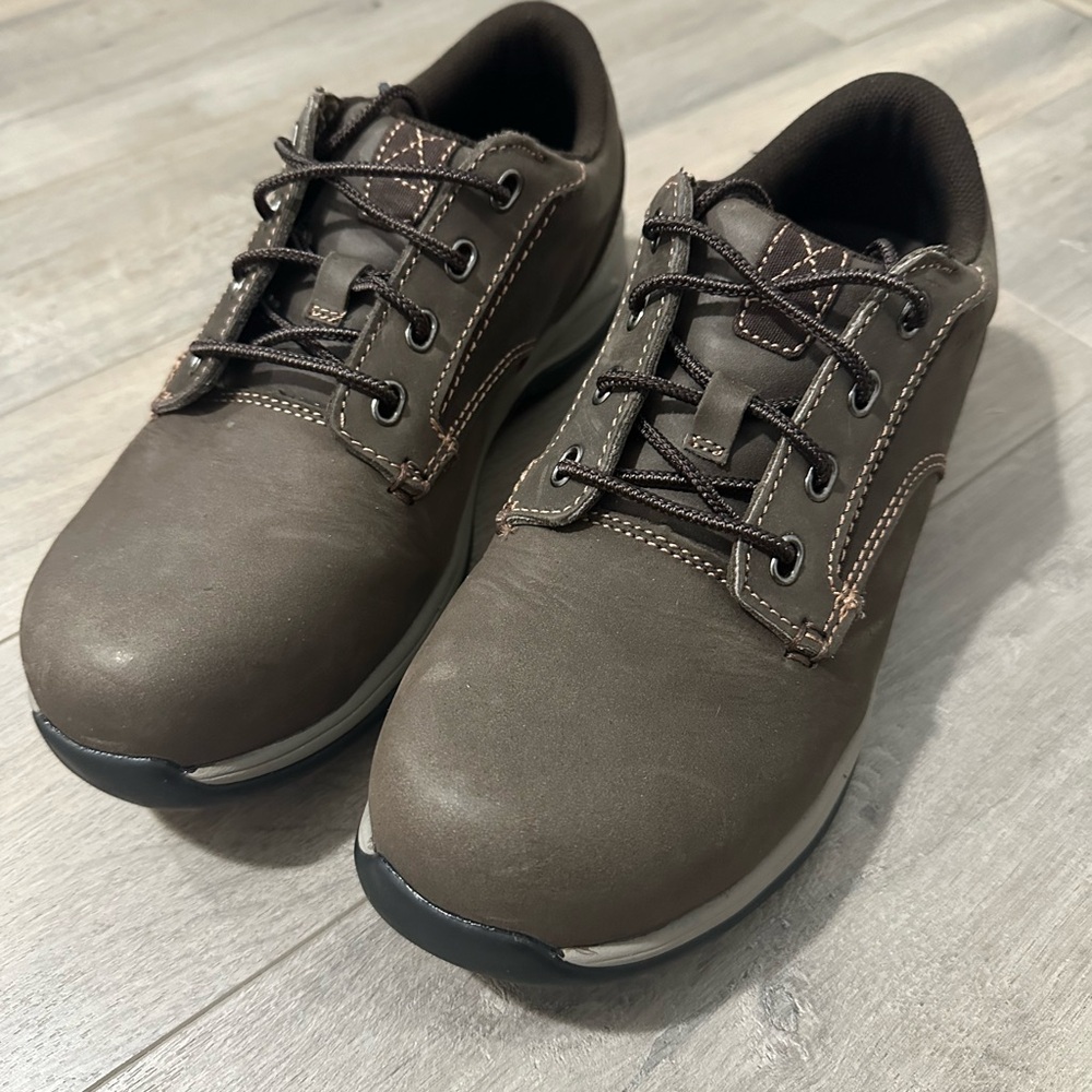 Women’s safety toe shoes (size 7)